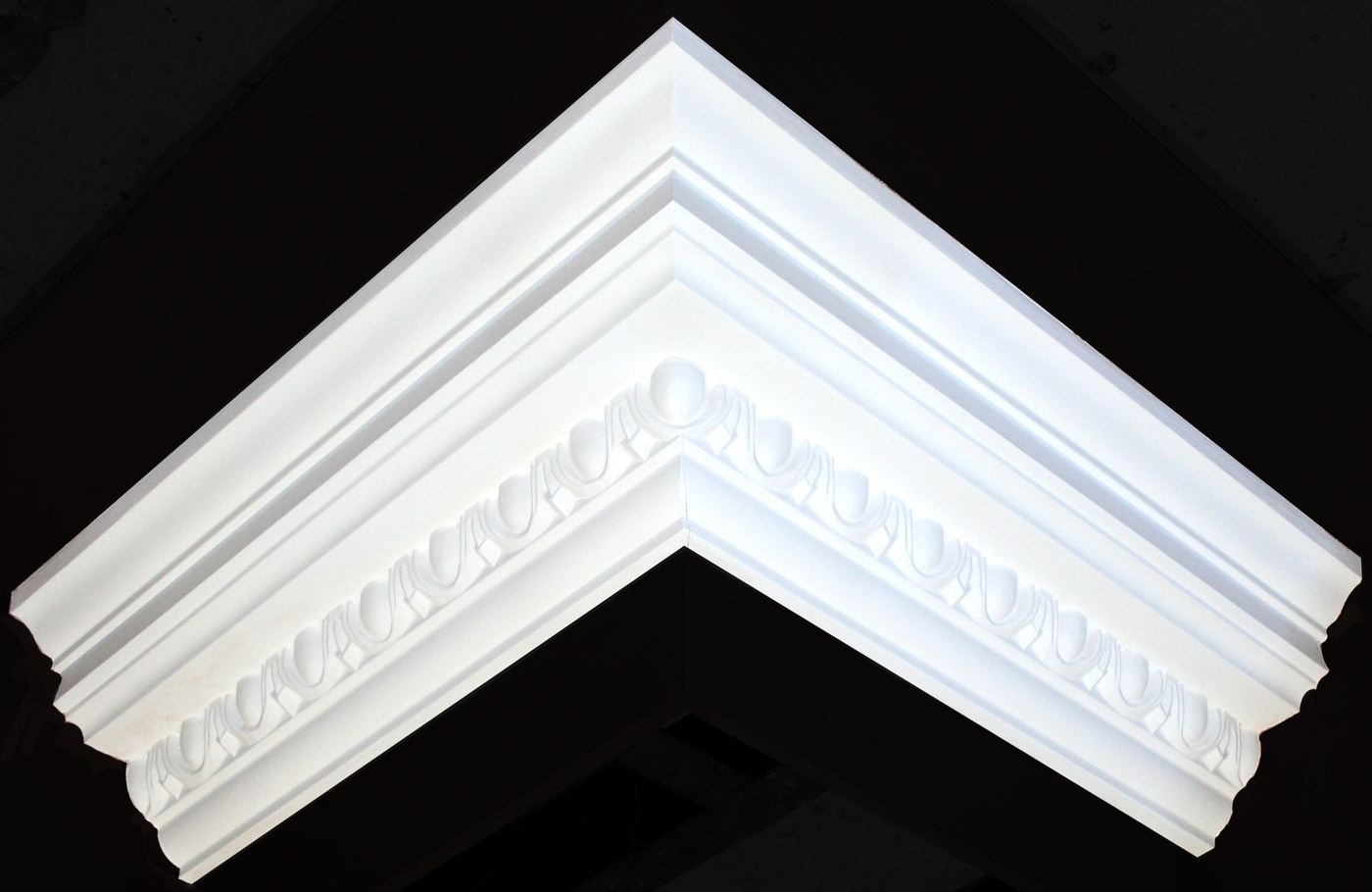 Reference: 104 - Style: Decorative<br />Girth Ceiling (mm): 175<br />Girth Wall (mm): 160